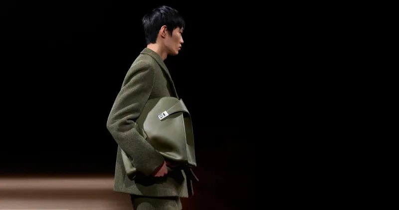 حقيبة Cabas Hug من Ferragamo تحاكي الرجل المتميّز بلونها الأخضر الزيتونيّ وتصميمها العصريّ - المصدر: Ferragamo الحقائب تتعاطف مع الرجال بقائمة مبدعة من التصاميم والألوان
