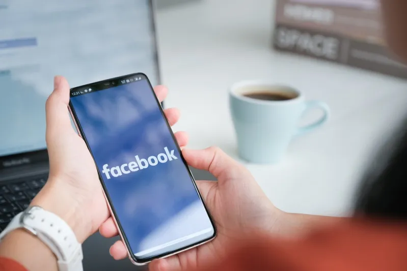 فيس بوك - المصدر: shutterstock ما السبب وراء تغير شكل أيقونة "فيس بوك"؟