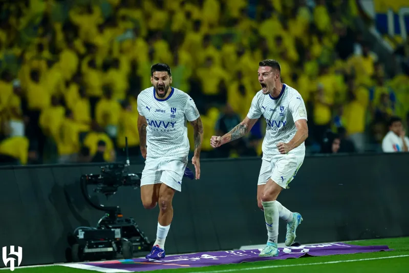 شاهد.. الهلال يتوج بكأس السوبر السعودية برباعية في النصر