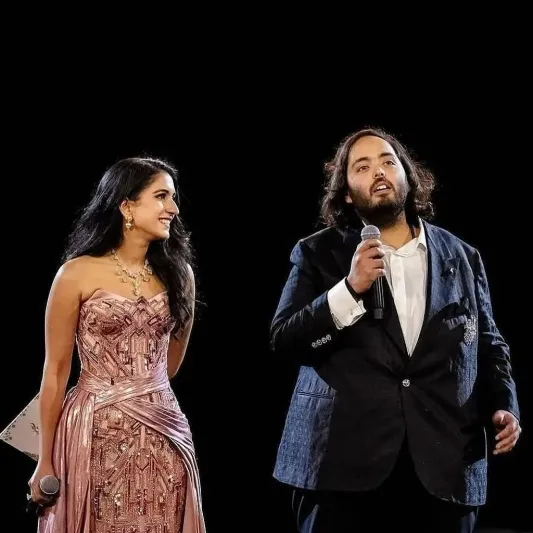 أنانت أمباني وعروسه يظهران في باريس.. وخطط لحفل آخر في لندن بحضور الأمير هاري (فيديو)