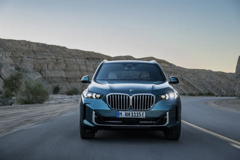 تتمتع BMW X5 بمنظومة محرك هجينة تولد قوة 485 حصانا - المصدر: BMW فخامة واستدامة: السيارات المتعددة الاستخدامات الهجينة الفاخرة