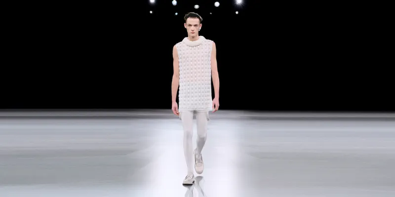 موضة شتاء 2025 للرجال.. عشق للأبيض وكسر لكلّ القواعد