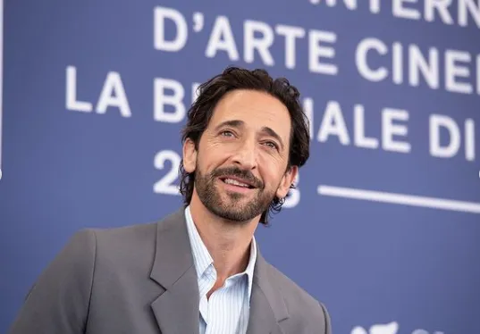 'The Brutalist' يحصد إشادة واسعة في عرضه الأول بمهرجان فينيسيا (فيديو)