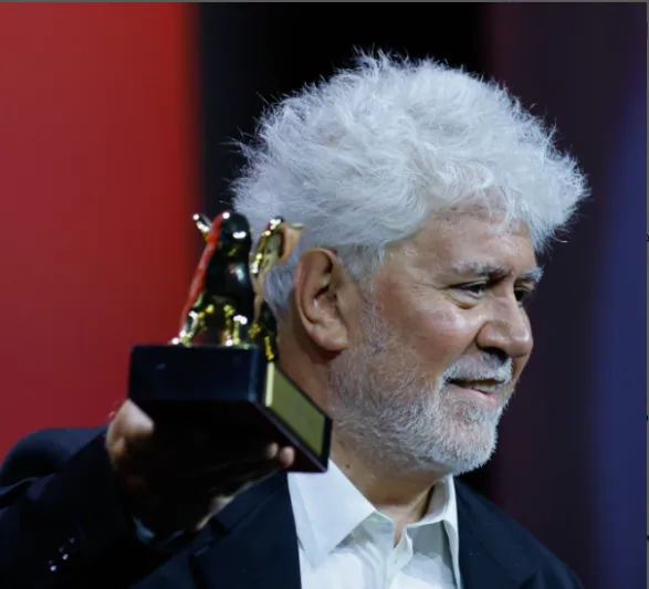  The Room Next Door يحصد الأسد الذهبي.. القائمة الكاملة لجوائز  فينيسيا 2024 (فيديو)