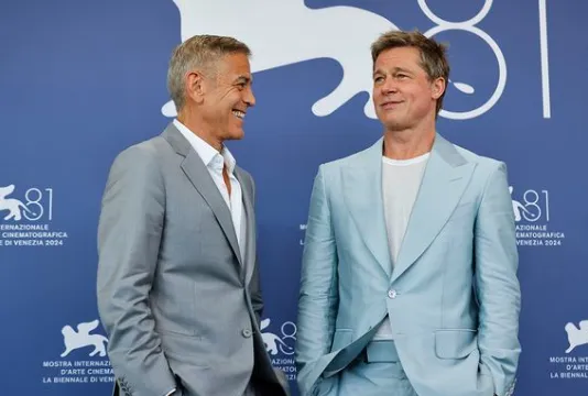 عفوية وخفة ظل.. رقصة جورج كلوني وبراد بيت في فينيسيا (فيديو)