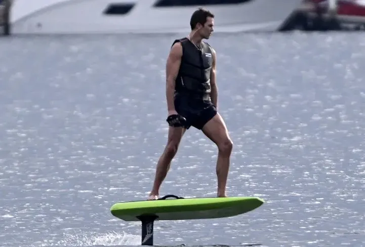  توم برادي يخطف الأنظار بركوب الأمواج الكهربائية في ميامي (صور)