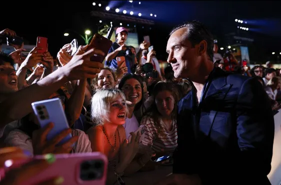 ترحيب حار لـ"جود لو"  بالعرض الأول لفيلم "The Order" في مهرجان فينيسيا (فيديو وصور)