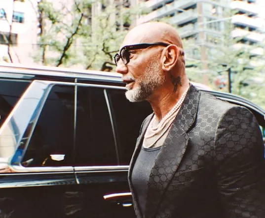 أسطورة WWE ديف باتيستا يفاجئ معجبيه بخسارة 35 كيلوغرامًا. ما السر وراء تحوله؟ (فيديو)