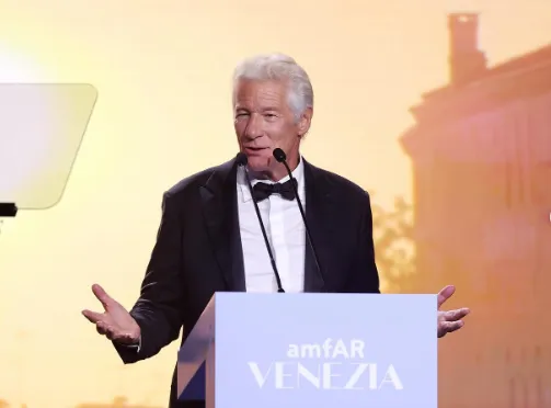 يتقدمهم ريتشارد جير.. نجوم هوليوود على السجادة الحمراء لحفل amfAR فينيسيا (صور)