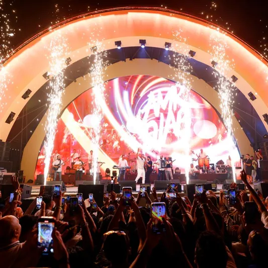 عمرو دياب يوثق أجواء حفله في مدينة العلا (صور)