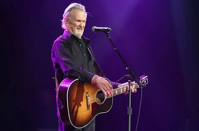 بعد وفاته .. كم تبلغ ثروة «كريس كريستوفرسون» أسطورة الموسيقى الريفية؟