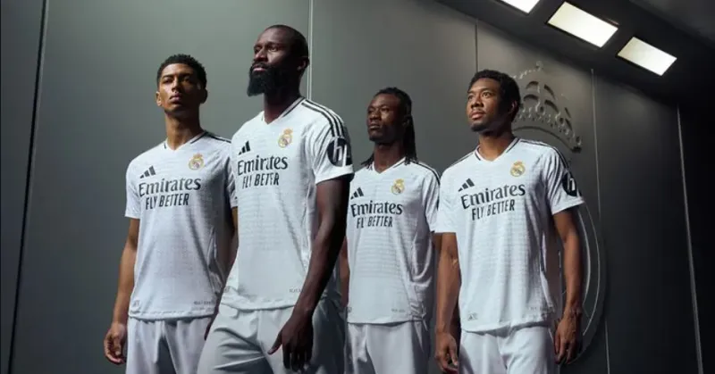 قميص ريال مدريد - المصدر: shop.realmadrid قميص ريال مدريد الأغلى عالميًّا.. وبرشلونة يتصدر الإيرادات بـ 153 مليون جنيه إسترليني