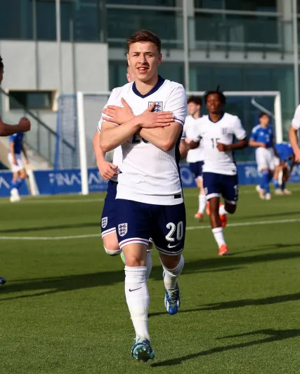 "أمير إبراجيموف" ناشئ "مانشستر يونايتد" يخطف الأنظار مجدداً (فيديو)