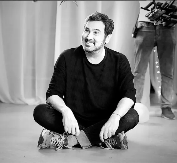 وفاة المغني التركي ميتين أرولات على خشبة المسرح (فيديو)