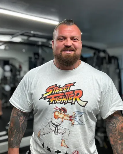 أقوى رجل في العالم يكشف سر حميته المذهلة 