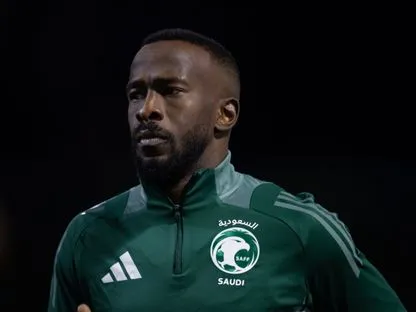 النجم السعودي فهد المولد في العناية الفائقة بعد  سقوطه من شرفة