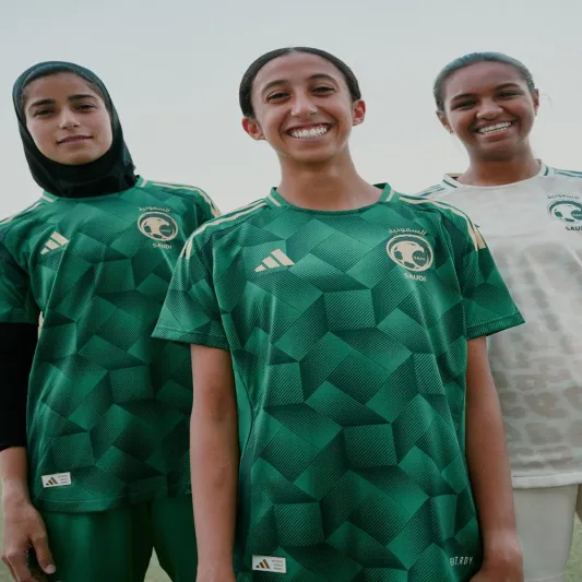 مستوحيان من نيوم والنمر العربي.. المنتخب السعودي يعلن عن قميصيه للموسم الجديد