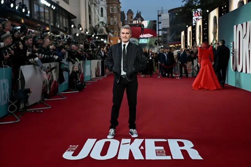 كيف نسق "خواكين فينيكس" إطلالته في العرض الخاص لفيلمه الأحدث؟