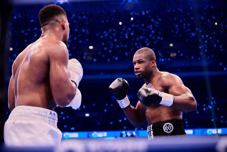 في نزال Riyadh Season Card Wembley Edition التاريخي.. دوبوا يحافظ على لقبه في الوزن الثقيل