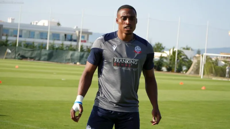 لاعب بالدوري الإنجليزي يتعرض لإصابات بالغة بعد "عطسة شديدة"