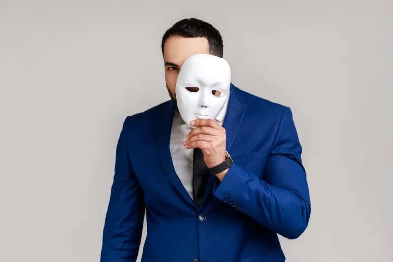 10 علامات تكشف الشخص الكاذب