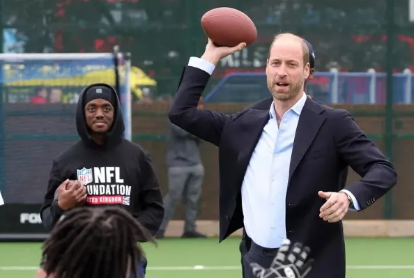 الأمير ويليام يستعرض مهاراته في مباراة كرة القدم الأمريكية (فيديو)