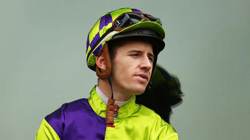  لحظة درامية على مضمار السباق.. فارس يغامر بحياته لإنقاذ حصانه (فيديو)