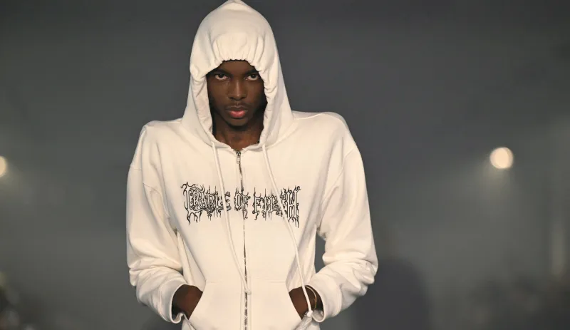 أسبوع الموضة في باريس .. أزياء غير تقليدية لربيع وصيف 2025