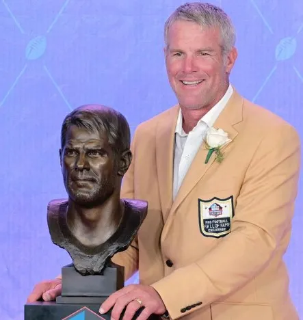  كم تبلغ ثروة عملاق كرة القدم الأمريكية "بريت فافر"؟