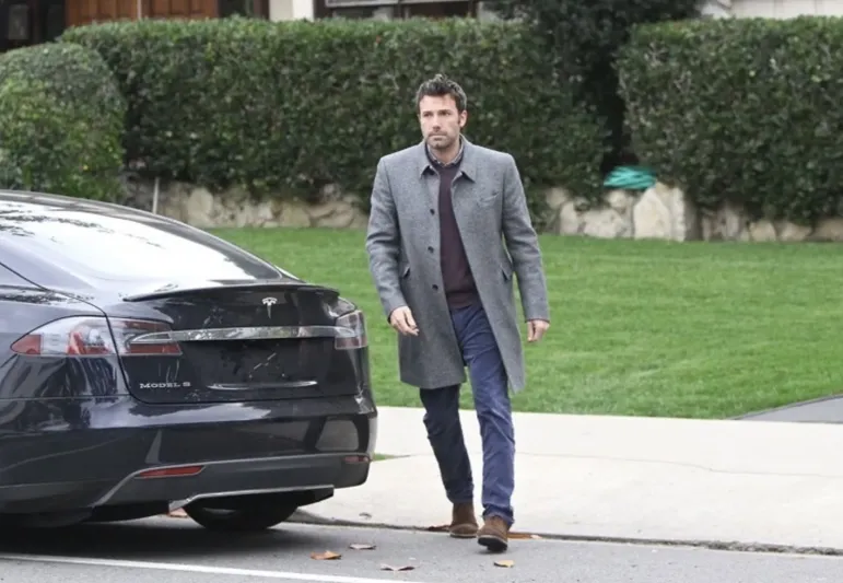  بن أفليك في جولة كهربائية.. تسلا موديل S تسرق الأضواء