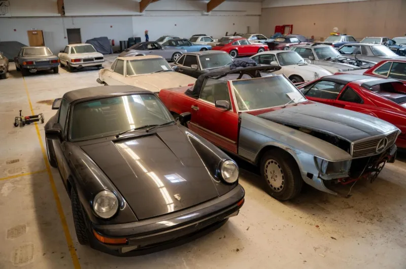  بعد 15 عامًا من الاختفاء.. اكتشاف 50 سيارة فيراري وبورش كلاسيكية نادرة (صور)
