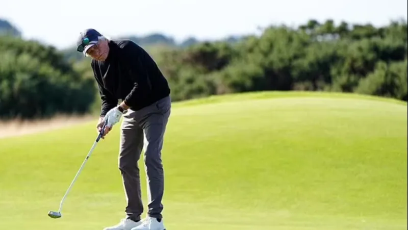 على رأسهم "مايكل دوجلاس".. نجوم هوليوود يتألقون في "بطولة ألفريد دنهيل للجولف" (صور)