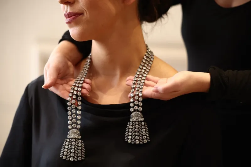  بسعر تقديري 3 ملايين دولار.. دار سوثبي تعرض قلادة ماسية تاريخية في مزاد بجنيف