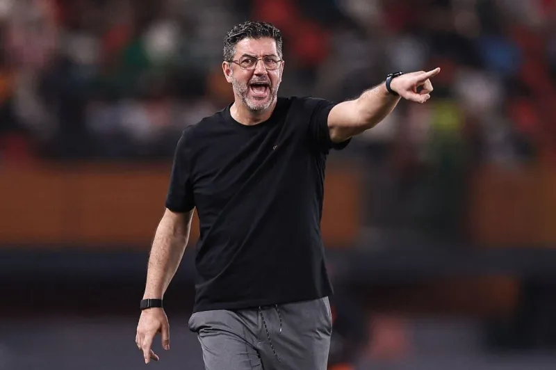 "نادي القادسية" هل يسعى لإحلال "فيتوريا" محل مدربه الحالي؟