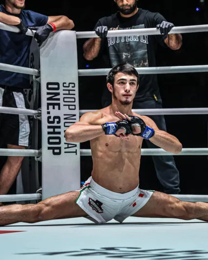 ملاكم يستخدم "قدمه" لضرب خصمه بقاضية "محرمة"! (فيديو)