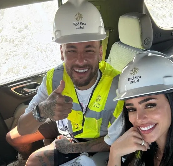 ماذا قالت صديقة "نيمار" عن الأذان والحياة في السعودية؟ (فيديو)