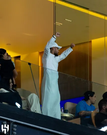 نيمار يظهر بالثوب السعودي في مدرجات ملعب الهلال والتعاون (فيديو)