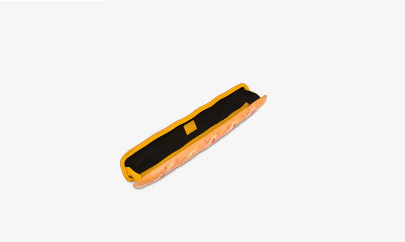 حقيبة Clutch من علامة Moschino تحاكي خبز الـ Baguette الفرنسي - المصدر : Moschino عندما تتداخل الموضة مع الطبيعة: حقائب الخبز والكرفس من Moschino