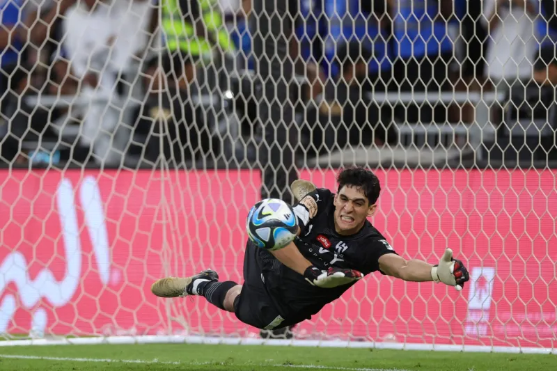 نجل "ياسين بونو" مستمر في خطف الأضواء! (فيديو)