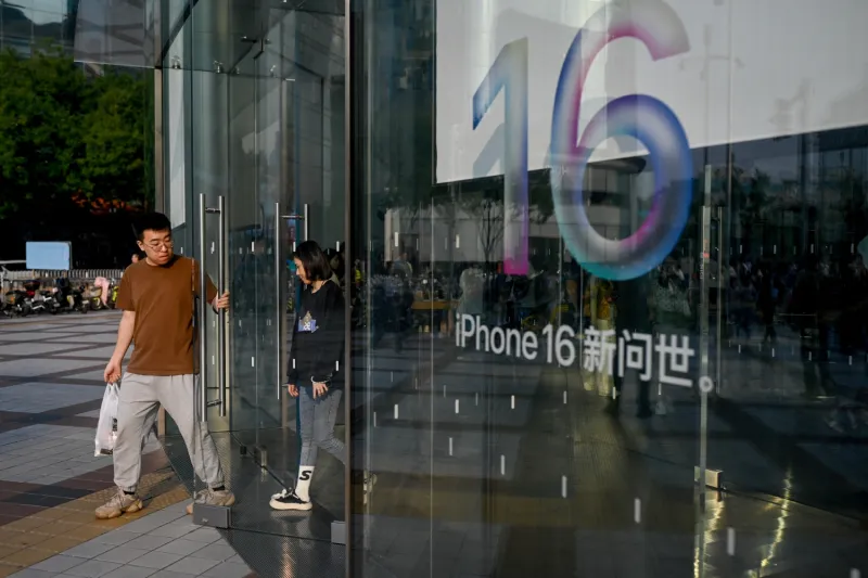 مطلع العام القادم.. خطط "أبل" لطرح نسخة من "أيفون إس إي" بميزات جديدة