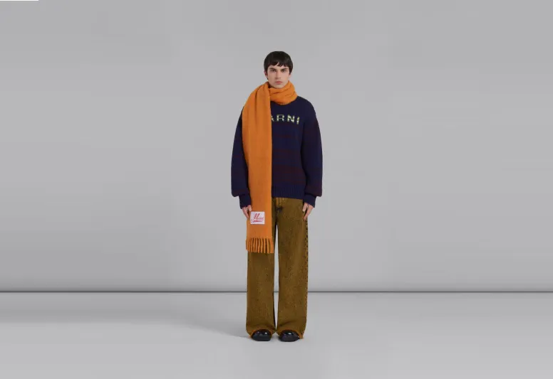 دفء بلمسة فاخرة.. أفضل الأوشحة الشتوية للرجال