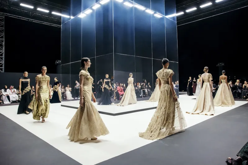 أزياء مستوحاة من البحر والحدائق لونت أول أيام أسبوع الموضة في الرياض