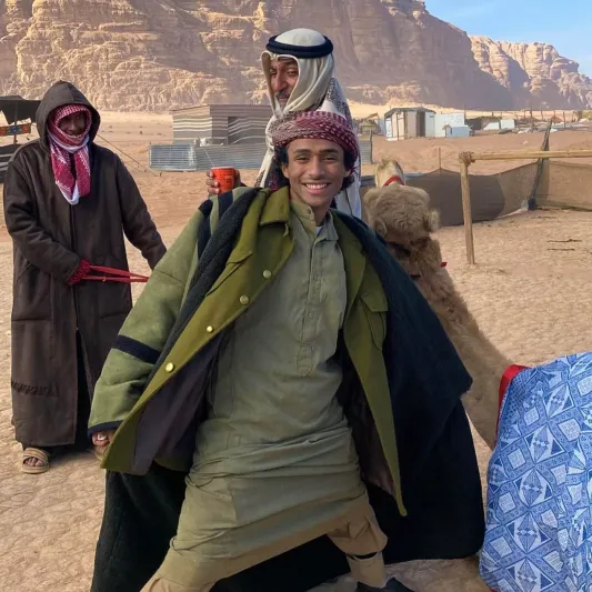 الممثل عزام النمري: همي أن نصل إلى أنفسنا قبل العالمية.. لا ألتفت إلى حجم الدور بل تأثيره