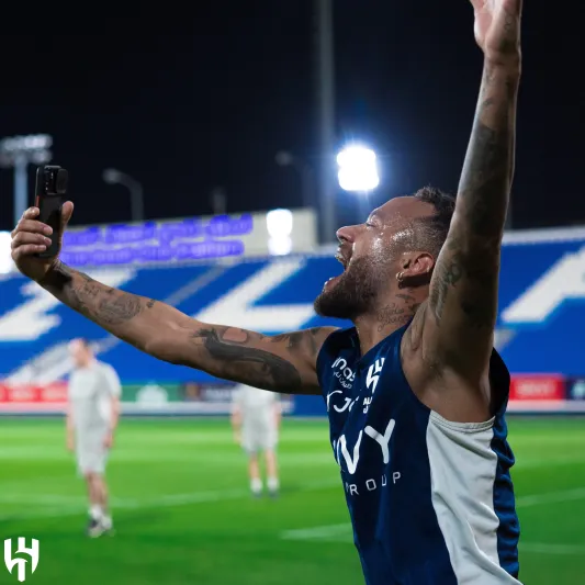 لقطة طريفة لـ "نيمار" يستفز علي البليهي (فيديو)