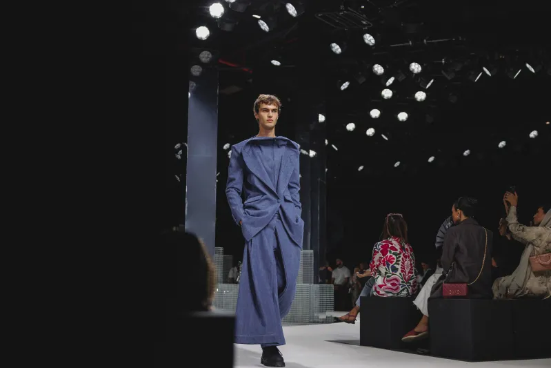 أزياء اليوم الرابع من أسبوع الموضة في الرياض.. سيطرة عصرية مختلفة