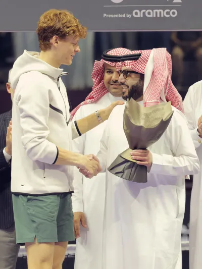 "سينر" يواصل تألقه عالمياً ويتربع على عرش بطولة "The six Kings Slam"