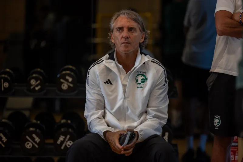 "مانشيني" يتسلم جائزة "الخنزير الذهبي" الساخرة! (فيديو) 