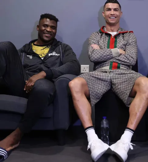 "رونالدو" دعم صديقه "نجانو" خلال "معركة العمالقة" بالرياض (فيديو)