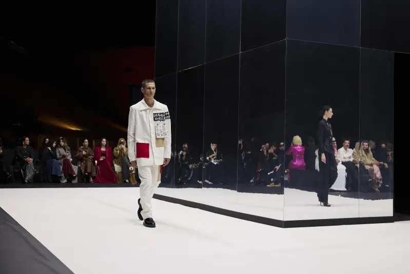 ربط الماضي والتراث بالحاضر.. أبرز سمات أزياء اليوم الثاني من أسبوع الموضة في الرياض