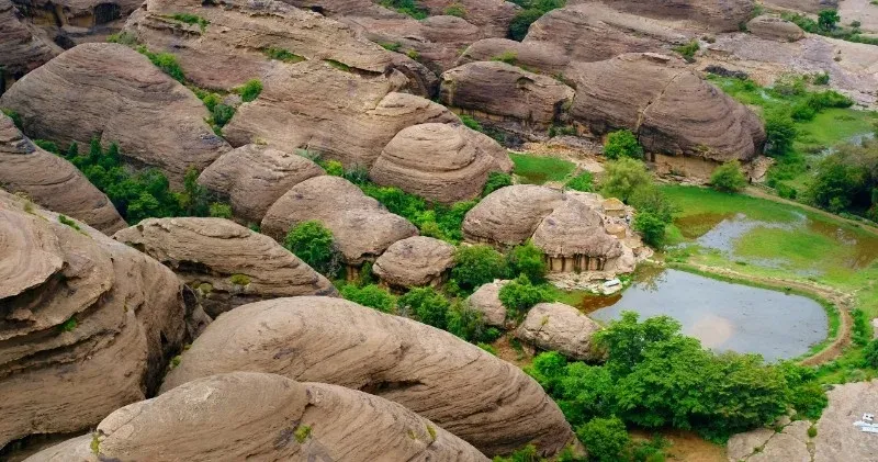 "وادي لجب" بجازان.. وجهة سياحية فريدة تجمع الطبيعة الخلابة والمغامرة